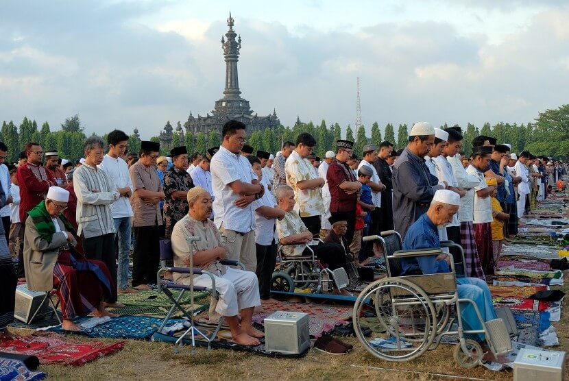 umat-islam-melaksanakan-shalat-idul-fitri-1440-h-di-_190605112307-483.jpg