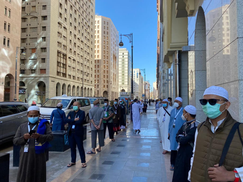 berbaris didepan hotel.jpg