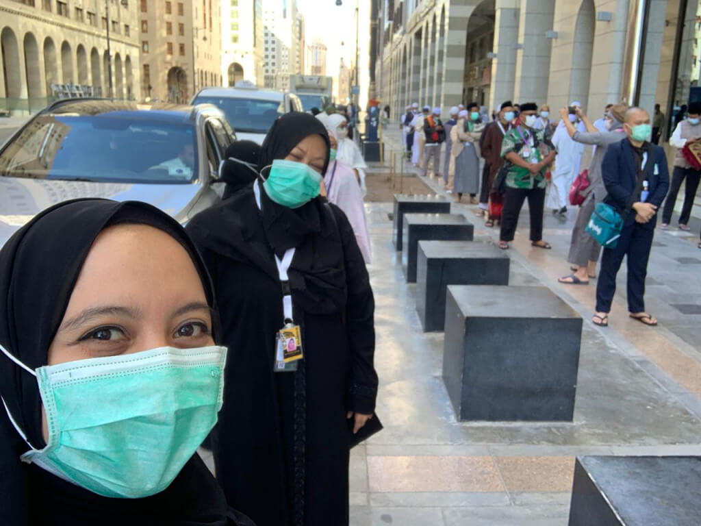barisan jamaah wanita didepan hotel.jpg