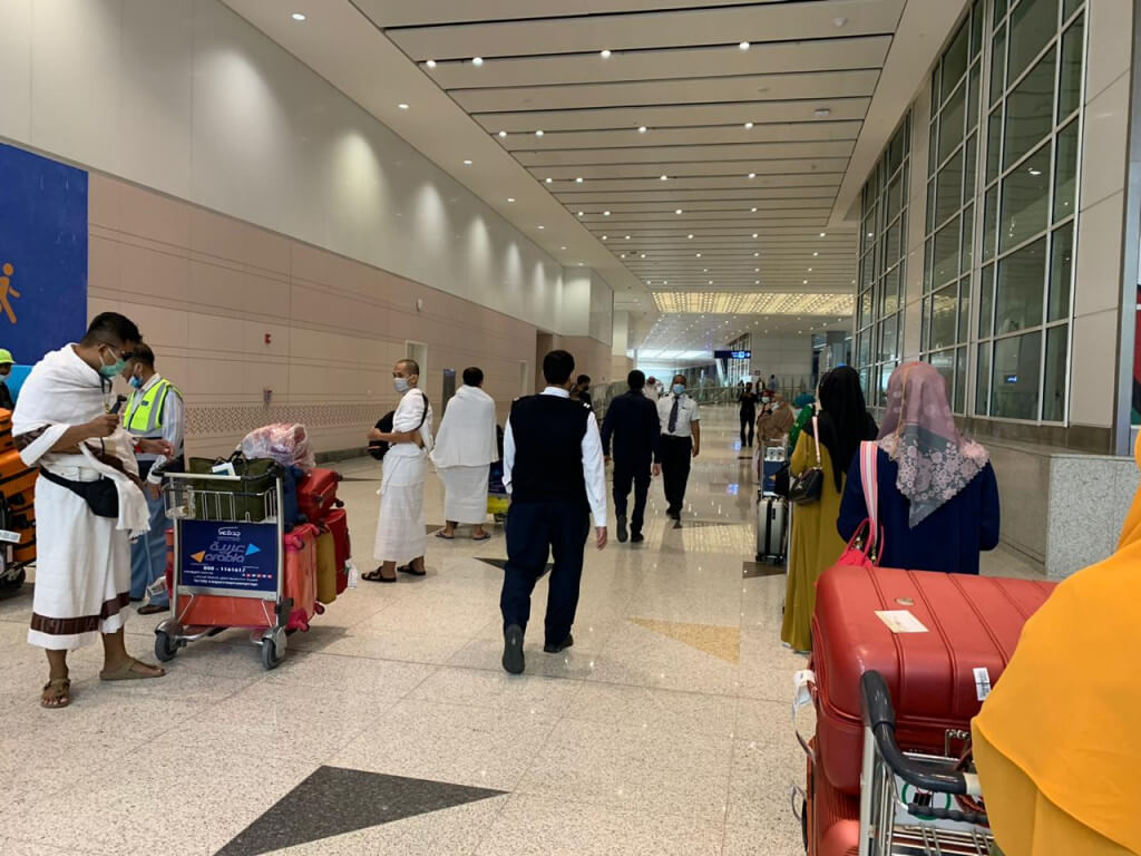 antri menuju bis.jpg