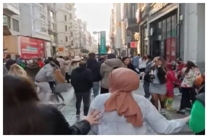 Masyarakat berhamburan pasca ledakan di Taksim, Istanbul, Turki.