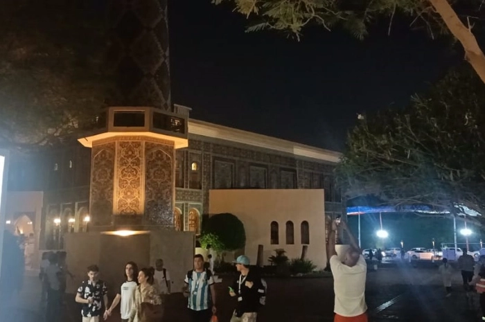 Masjid Biru Saat Dikunjung Wisatawan Non Muslim