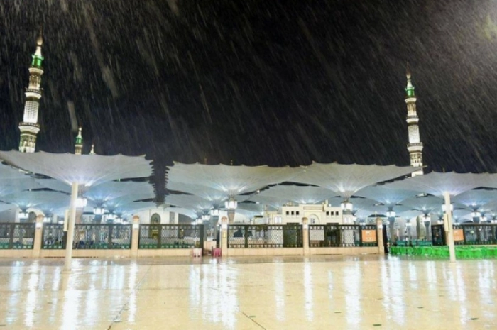 Masjid Nabawi Diguyur Hujan.jpg