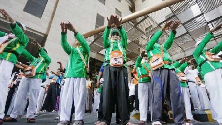 jemaah-haji-asal-jawa-tengah-sedang-melakukan-senam-ngapak-di-hote.jpg