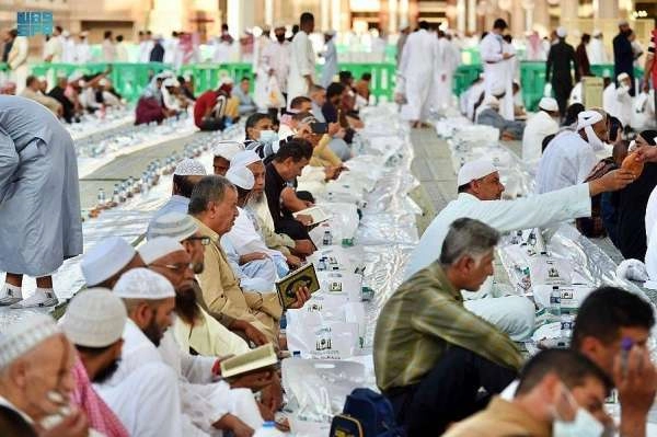 Buka-puasa-iftar-di-Masjid-Nabawi-Madinah.jpg
