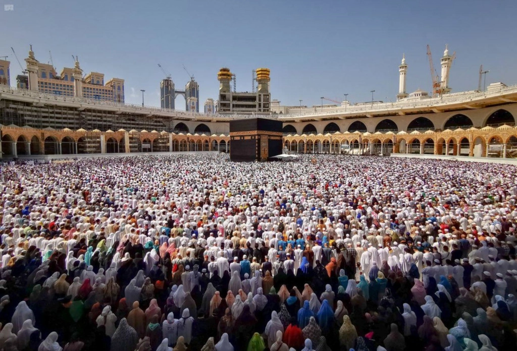 worshippers_perform_friday_prayers_at_the_masjid_al-haram_in_makkah._spa.jpg