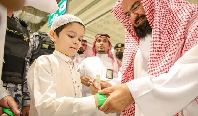 Saudi-Pasang-Mesin-Cetak-Gelang-Pelacak-Anak.jpeg