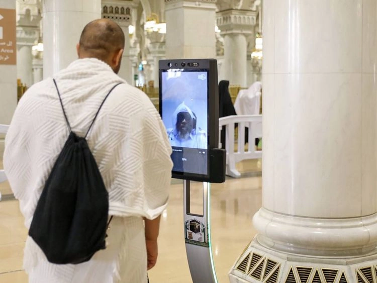 robots-grand-mosque-mecca-saudi_18e8981fd90_large.jpg