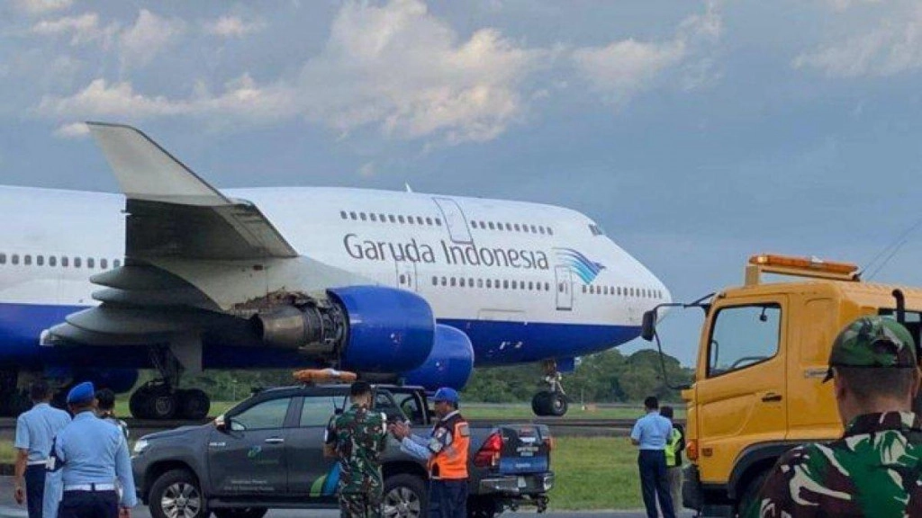 Pesawat-Garuda-terbakar-embarkasi-makassar.jpg