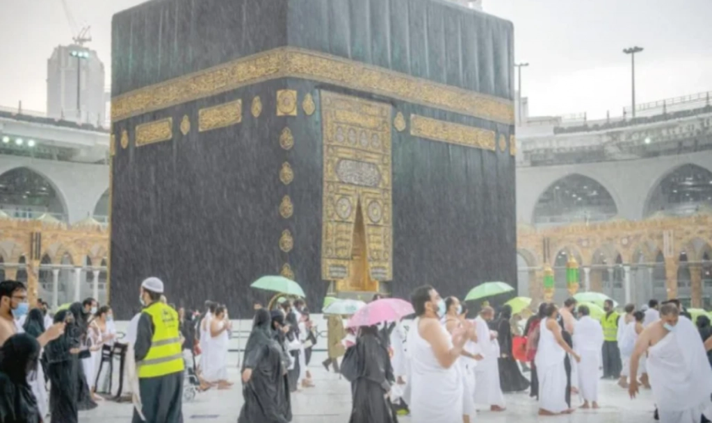 Sun umbrellas turn into rain protection... Watch the heavy rain falling on the Grand Mosque.png