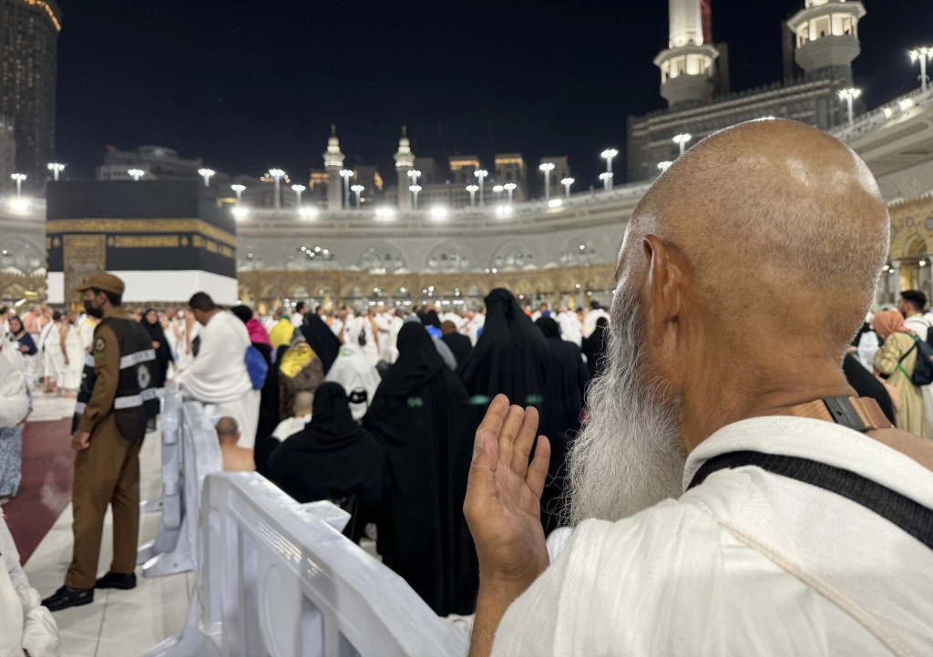 AA-20240611-34839039-34839021-MUSLIMS_CONTINUE_THEIR_PRAYERS_AT_MASJID_ALHARAM_DURING_HAJJ_SEASON-scaled.jpg