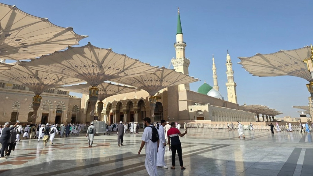 666310a78624e-suasana-di-masjid-nabawi-madinah-arab-saudi-saat-musim-haji-2024_1265_711.jpg