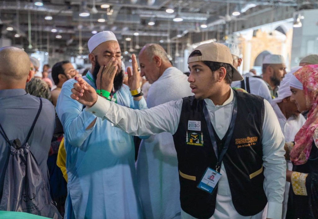 LwBPgHWJ-hajj-pilgrims-volunteers-1.jpg