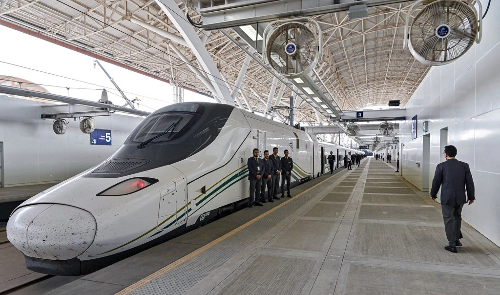 230328102403-12-saudi-arabia-high-speed-rail-2.jpg
