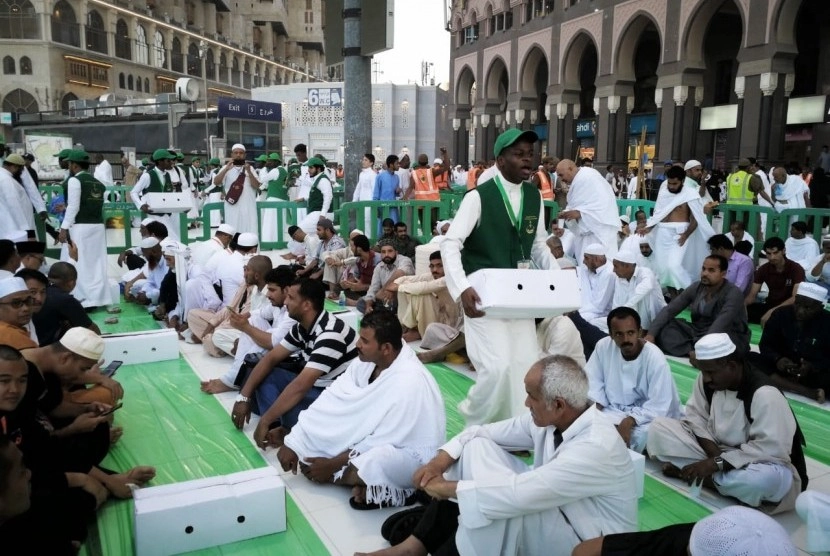suasana-berbuka-puasa-di-halaman-masjidil-haram-makkah-_180518174434-257.jpg