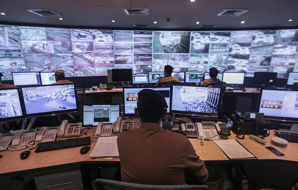200-screens-monitoring-Umrah1.jpg