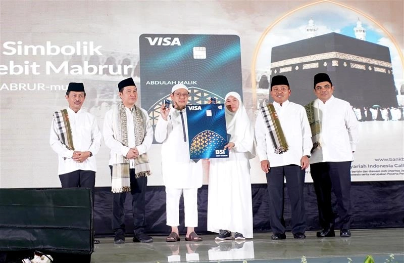 support-manasik-haji-nasional-serentak-di-seluruh-indonesia-bsi-serahkan-kartu-bsi-debit-mabrur-kepada-calon-jamaah.jpeg