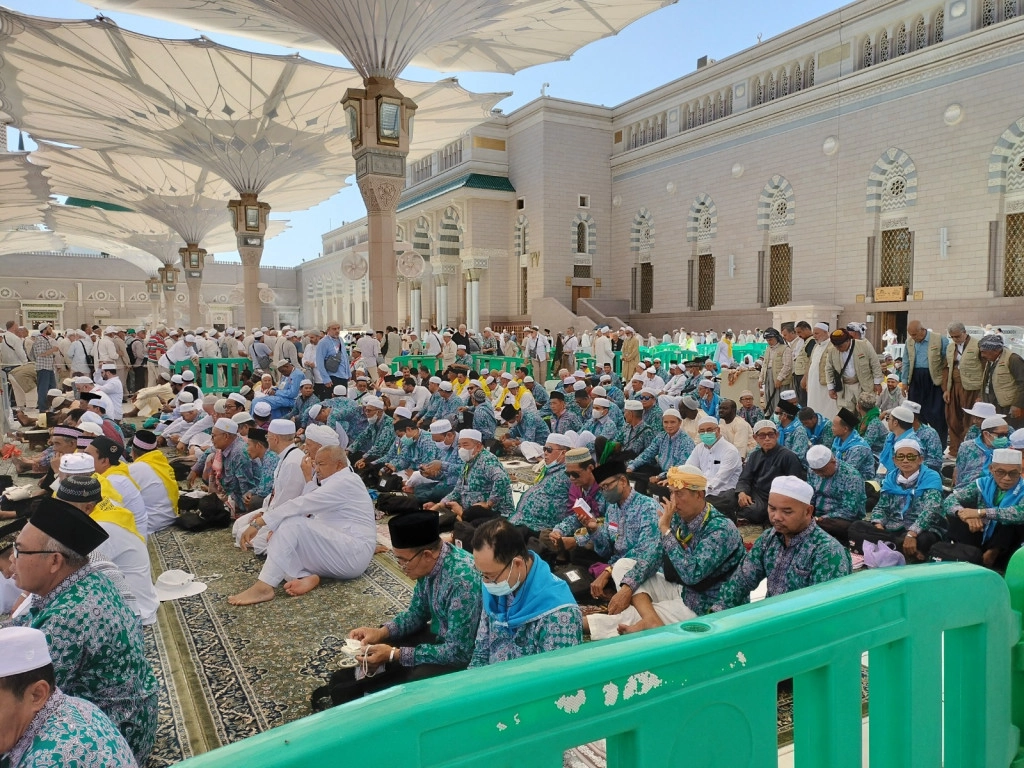 jamaah-haji-beribadah-di-raudhah-masjid-nabawi-ini-tata-cara-masuknya-kkg8y6ZNr0.jpg