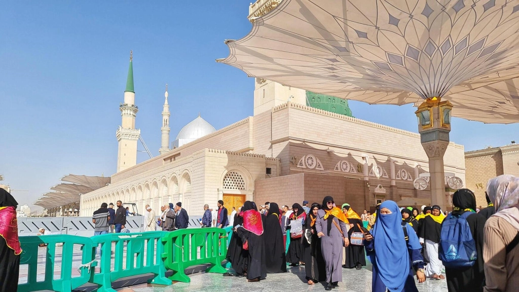 medina-saudi-arabia-on-march-1-2024-queues-of-female-umrah-pilgrims-from-all-over-the-world-line-up-to-enter-raudhah-or-the-tomb-of-the-prophet-muhammad-gate-37-use-a-registered-tasreh-or-nu
