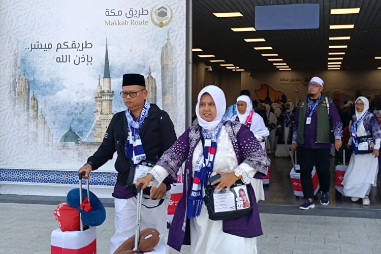 Jemaah-Haji-Indonesia-tiba-di-Bandara-AMAA-Madinah-21-5-2024.jpg