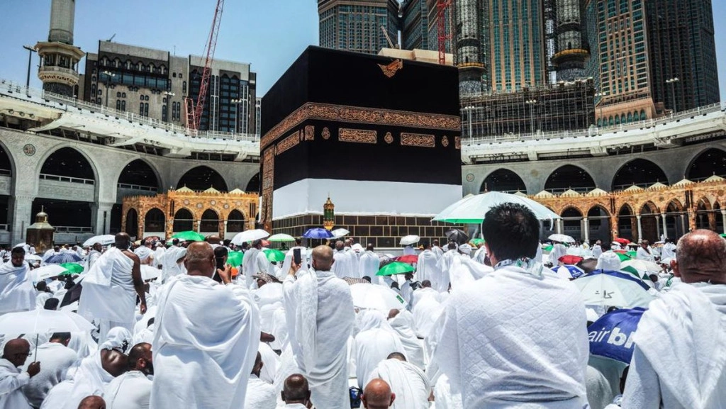 ibadah-haji-mengelilingi-kabah-dan-berdoa-di-masjidil-haram-di-kota-suci-mekkah-arab-saudi-6_169.jpeg