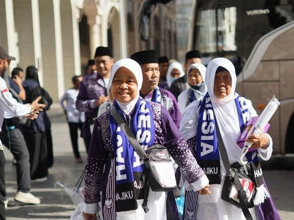 senyum-para-jemaah-haji-indonesia-yang-telah-tiba-di-madinah-dok-media-center-haji-2025-1746165312384_43-2.jpeg
