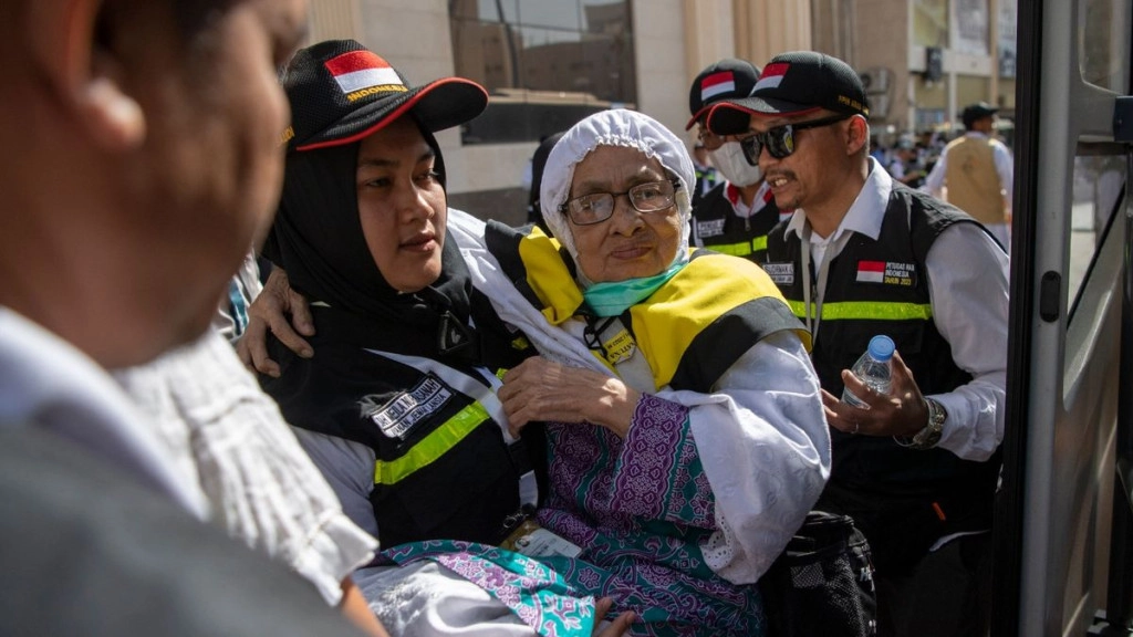petugas-haji-sedang-membantu-jemaah-haji-lansia.jpeg