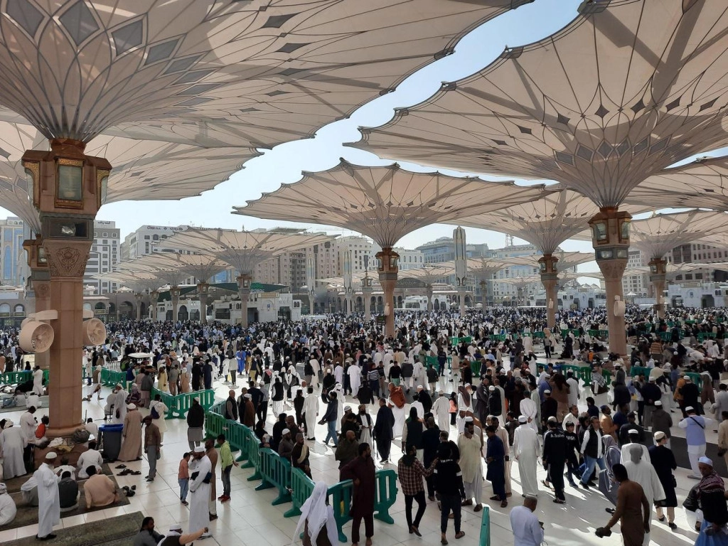 medina-saudi-arabia-dec-2022-a-large-number-of-pilgrims-gather-in-the-courtyard-outside-masjid-al-nabawi-free-photo.jpg