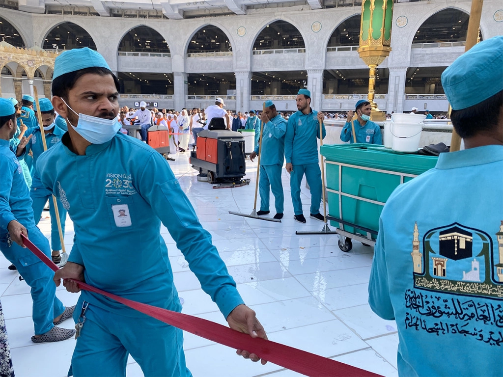 melihat-pasukan-pembersih-lantai-masjidil-haram-dekat-kabah-1.jpg