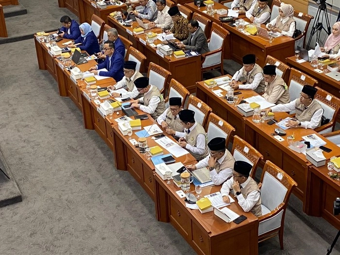 rapat-komisi-viii-dpr-dengan-menteri-haji-dwidetikcom-1775629453749.jpeg