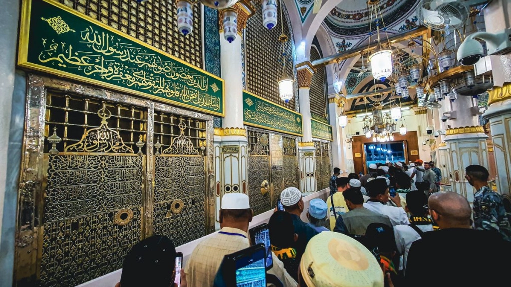 mengunjungi-makam-nabi-muhammad-saw-di-madinah.jpeg